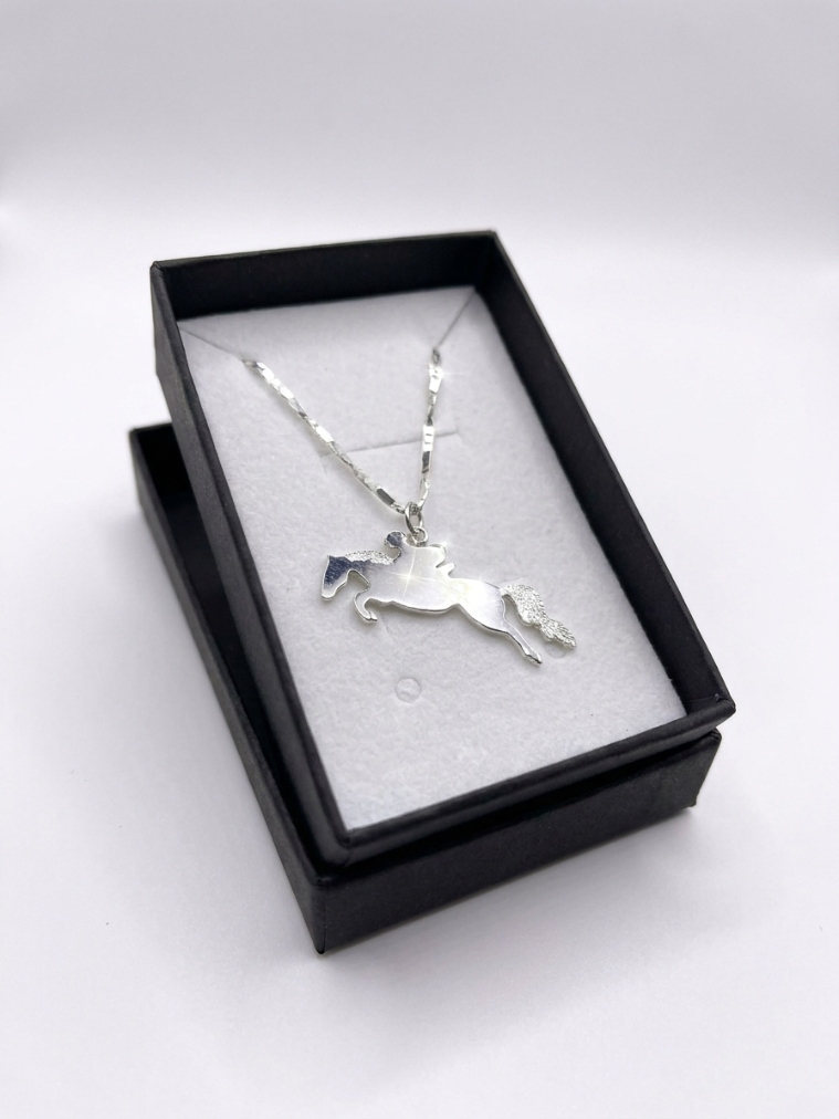 Pendentif Jumping Rider — détail